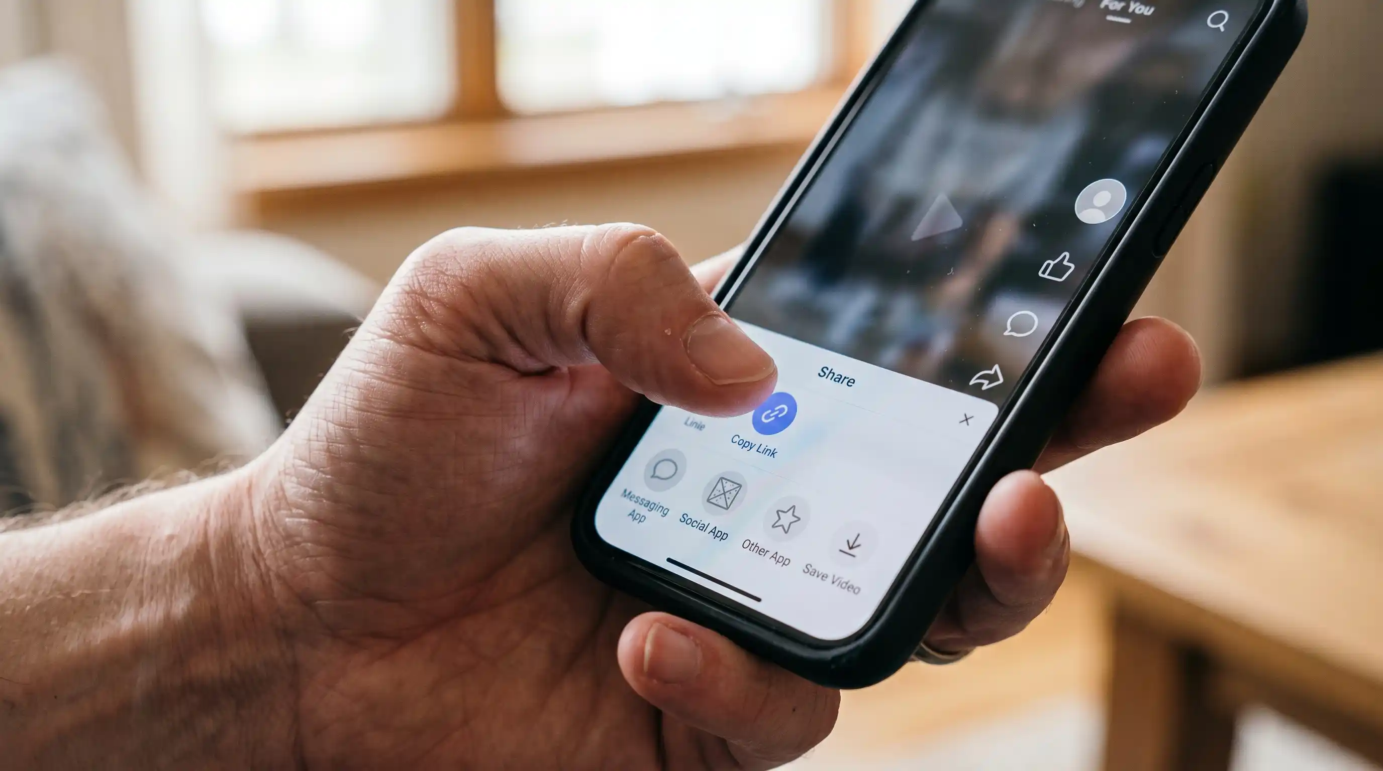 Hand tapping Copy Link in the Kuaishou share menu on an Android phone